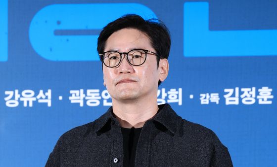 포즈 취하는 김정훈 감독
