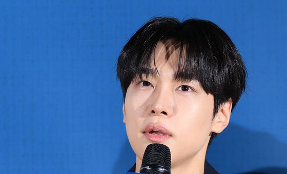 취재진 질문에 답하는 강유석