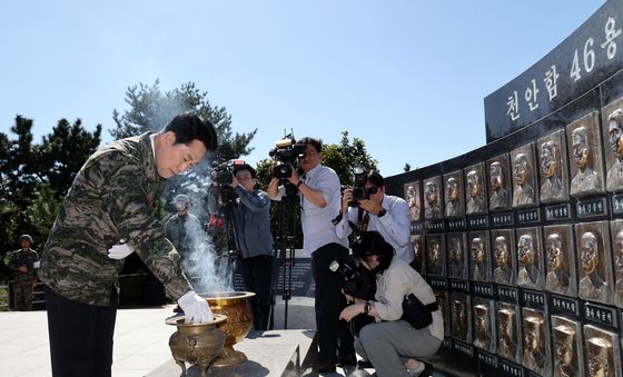 장동혁 대표, 천안함 46용사 위령탑 참배