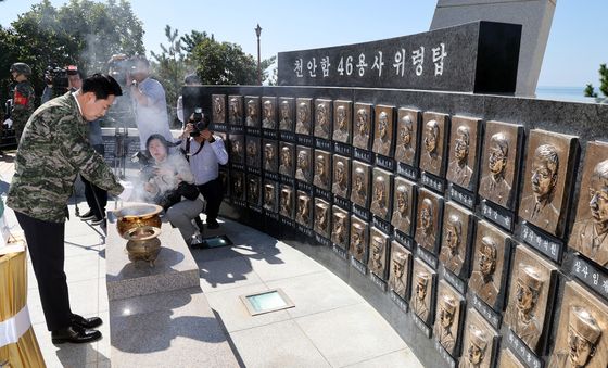 장동혁 대표, 천안함 46용사 위령탑 참배