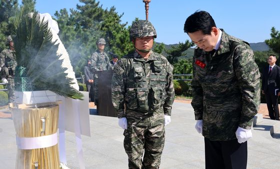 묵념하는 장동혁 국민의힘 대표