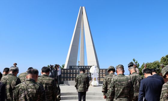 천안함 46용사 위령탑 참배하는 장동혁 대표