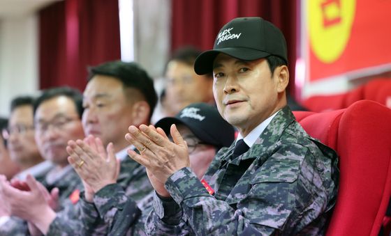 박수 치는 장동혁 대표