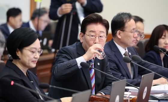 목 축이는 이재명 대통령