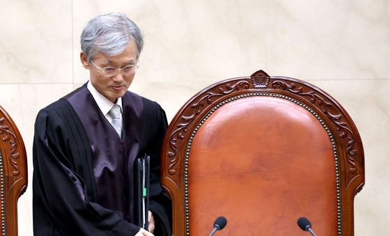 전원합의체 선고기일 참석하는 조희대 대법원장