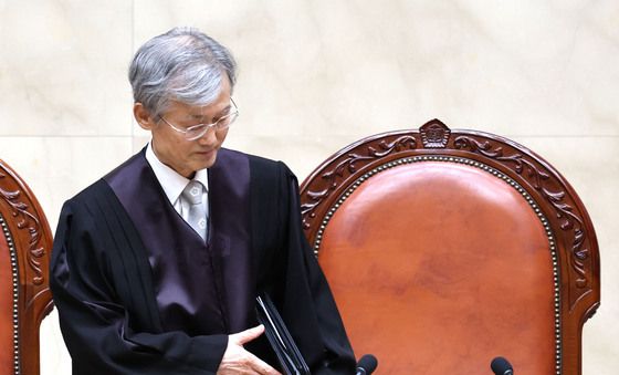 전원합의체 선고기일 참석하는 조희대 대법원장