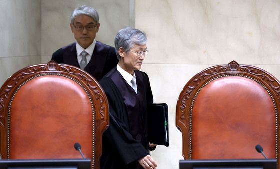 대법정 들어서는 조희대 대법원장
