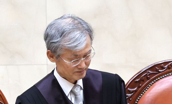 전원합의체 선고기일 참석하는 조희대 대법원장