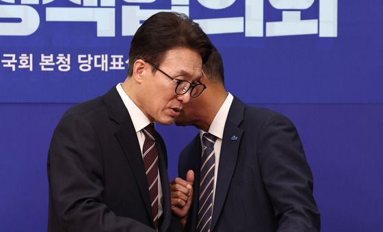귀엣말 나누는 김민석 대표와 김기운 경남도당 위원장