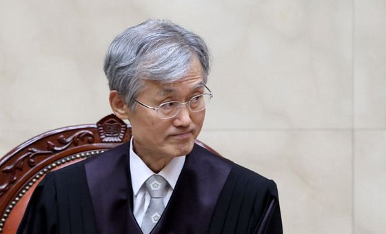 전원합의체 선고기일 참석하는 조희대 대법원장