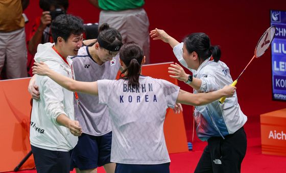 '배드민턴 여자 복식 금메달' 기뻐하는 이소희·백하나