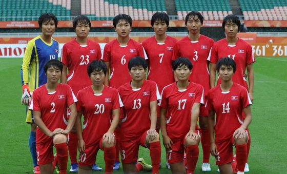 기념촬영하는 북한 여자 축구 대표팀 선수들