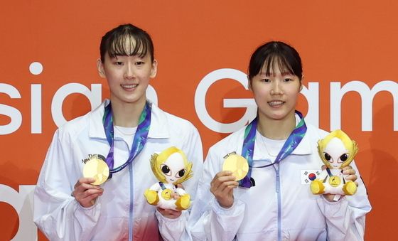 배드민턴 백하나·이소희, '여자복식 금메달 들고'