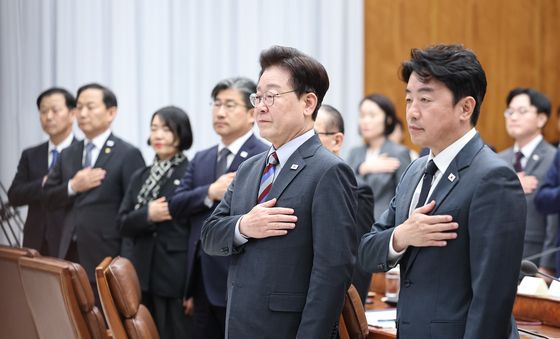 국민의례 하는 이재명 대통령