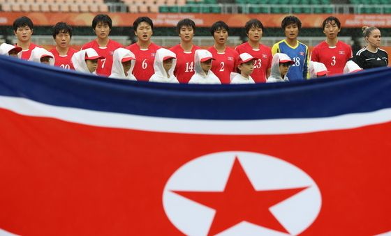 국가 부르는 북한 여자 축구 대표팀