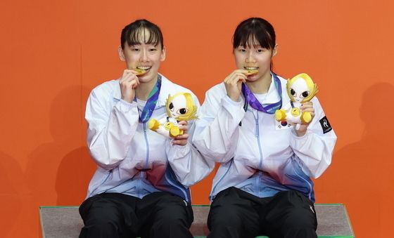 금메달 세리머니하는 이소희·백하나
