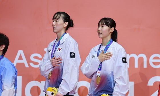 배드민턴 여자복식 금메달 차지한 이소희·백하나