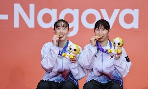 배드민턴 이소희·백하나 '영광의 금메달 깨물고'