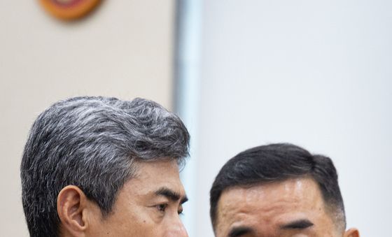 대화 나누는 강신철 장관과 진영승 합참의장