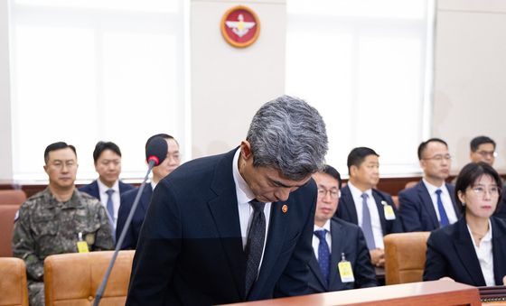 인사하는 강신철 국방부 장관