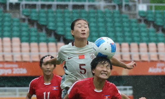 수비하는 김경영