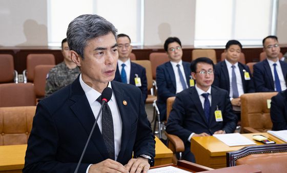 국방위 출석해 DMZ 지뢰 폭발 사고 현안보고하는 강신철 국방장관