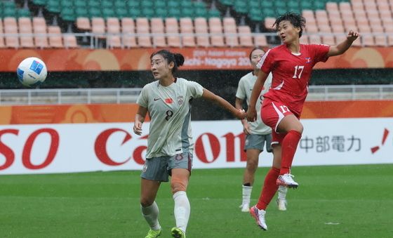 헤딩 시도하는 북한 축구 에이스 김경영