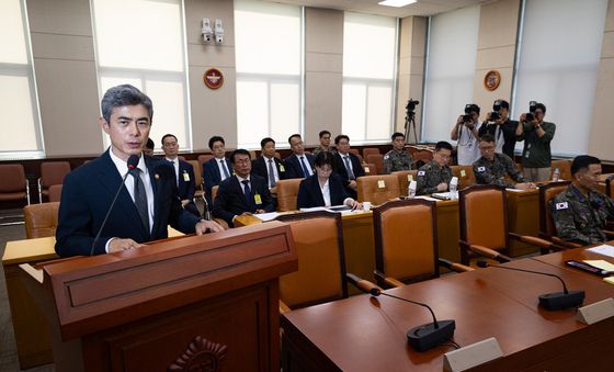지뢰 폭발 사고 현안보고하는 강신철 국방부 장관