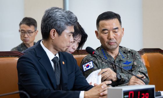 지뢰 폭발 사고 현장조사 결과 건네 받는 강신철·진영승