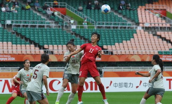 중국 상대하는 북한 여자 축구대표팀