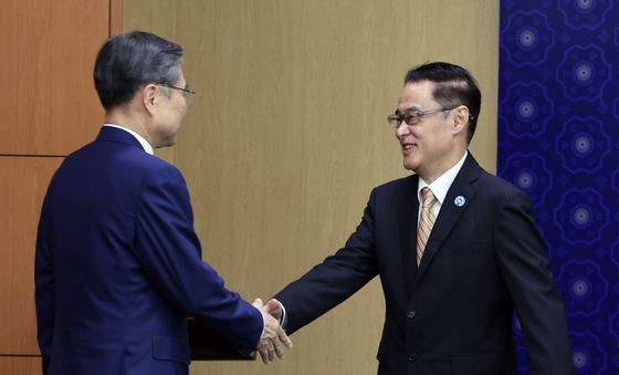 TCS 사무총장과 악수하는 조현 장관