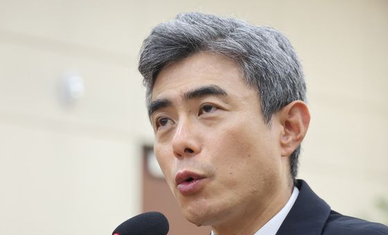 답변하는 강신철 국방장관