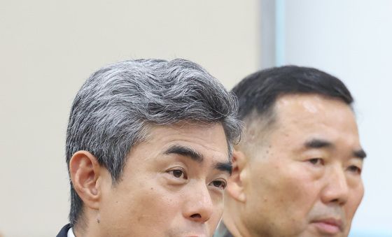 DMZ 지뢰 사고 현안보고하는 강신철 장관