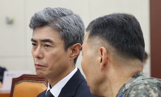 합참의장과 대화하는 강신철 장관