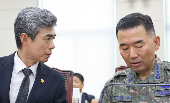 대화하는 강신철 장관·진영승 의장