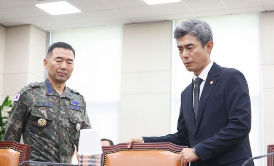 현안보고 출석하는 강신철 국방장관·진영승 합참의장