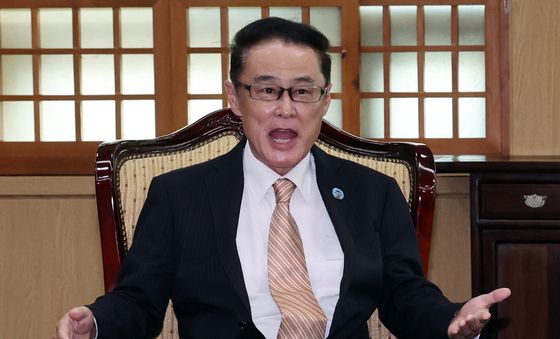 발언하는 니시오카 타쓰시 TCS 사무총장