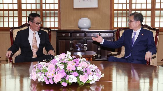 TCS 사무총장과 환담하는 조현 장관