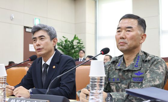 지뢰 사고 답변하는 강신철 국방장관
