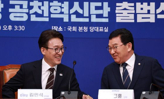 대화하는 김민석 대표와 신정훈 공천혁신단장