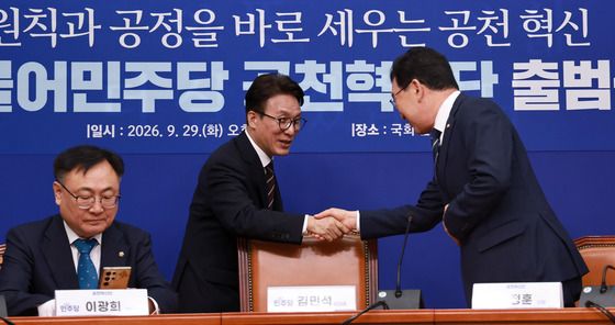 인사 나누는 김민석 대표와 신정훈 공천혁신단장