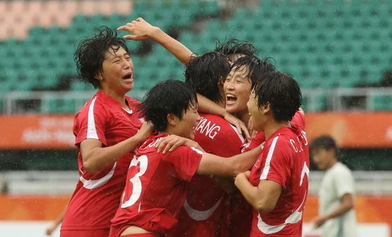 환호하는 북한 여자 축구 대표팀