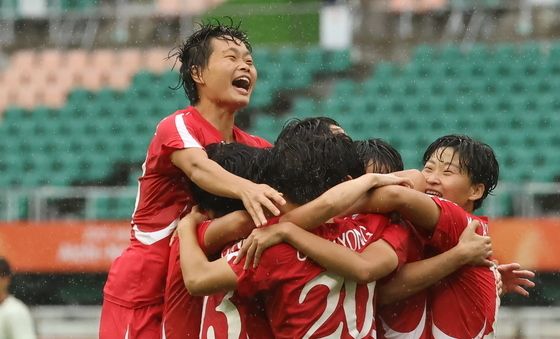 기쁨 나누는 북한 여자축구