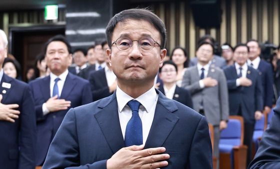 국기에 대한 경례하는 한병도 원내대표