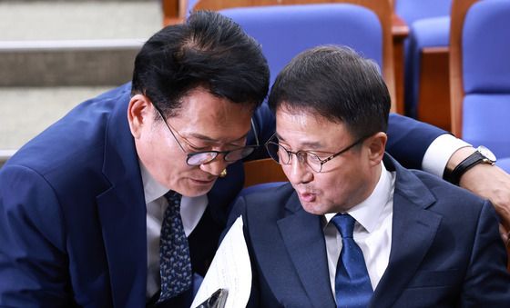 대화하는 한병도 원내대표와 송영길 의원