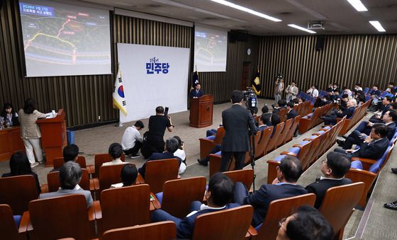 與 의총서 서부전선 폭발 사고 상화 설명하는 김병주 의원