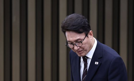 의총 참석하는 김민석 민주당 대표