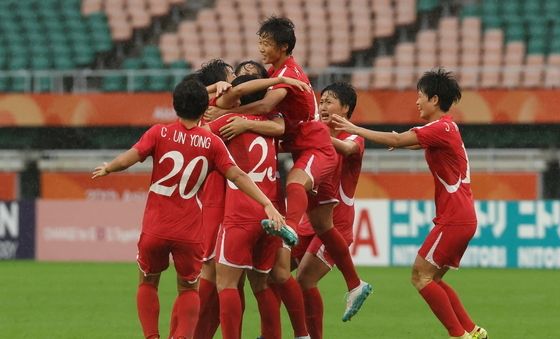 환호하는 북한 여자 축구 대표팀