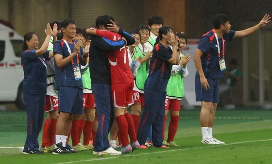 추가골 넣고 기뻐하는 북한 여자 축구 대표팀