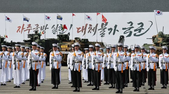 경례하는 군장병